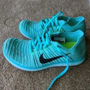 Teal women's Nike Flyknit Free Run Size 7.5